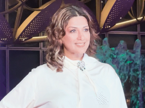 सोनाली बेंद्रे व्हाइट आउटफिट में दिखीं।