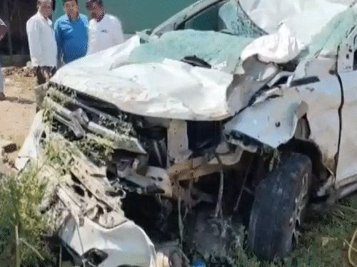 कुंए से निकाले जाने के बाद कार को बाहर खड़ा किया गया। कार का आधे से ज्यादा हिस्सा टूट गया था।