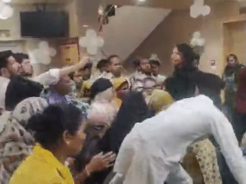 अस्पताल परिसर में मारपीट करते हुए परिजन।