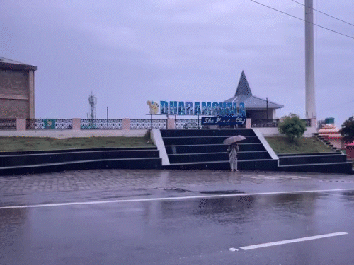 हिमाचल प्रदेश के धर्मशाला में शनिवार को कई जगह बारिश हुई।