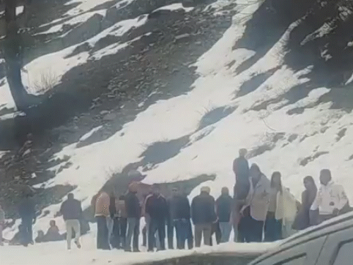 अटल टनल के नॉर्थ पोर्टल पर पाबंदी लगने के बाद साउथ पोर्टल पर बर्फ के बीच मस्ती करते हुए टूरिस्ट।