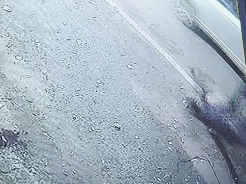 इस फोटो में दिख रहा है कि एक कार टक्कर मारते हुए जा रही है। परिजनों ने फेंकने का आरोप लगाया है।