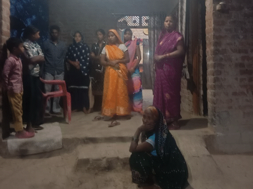 ये आरोपी राहुल का घर है। वो घर से अलग रहता था, लेकिन गिरफ्तारी के बाद से उसके घर पर परिवारवालों का आना जाना लगा है। सभी परेशान दिखाई दे रहे हैं।