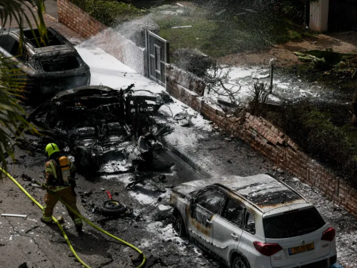 सेंट्रल इजराइल में शनिवार को ईरानी मिसाइल हमले के बाद एक कार पूरी तरह जल गई।