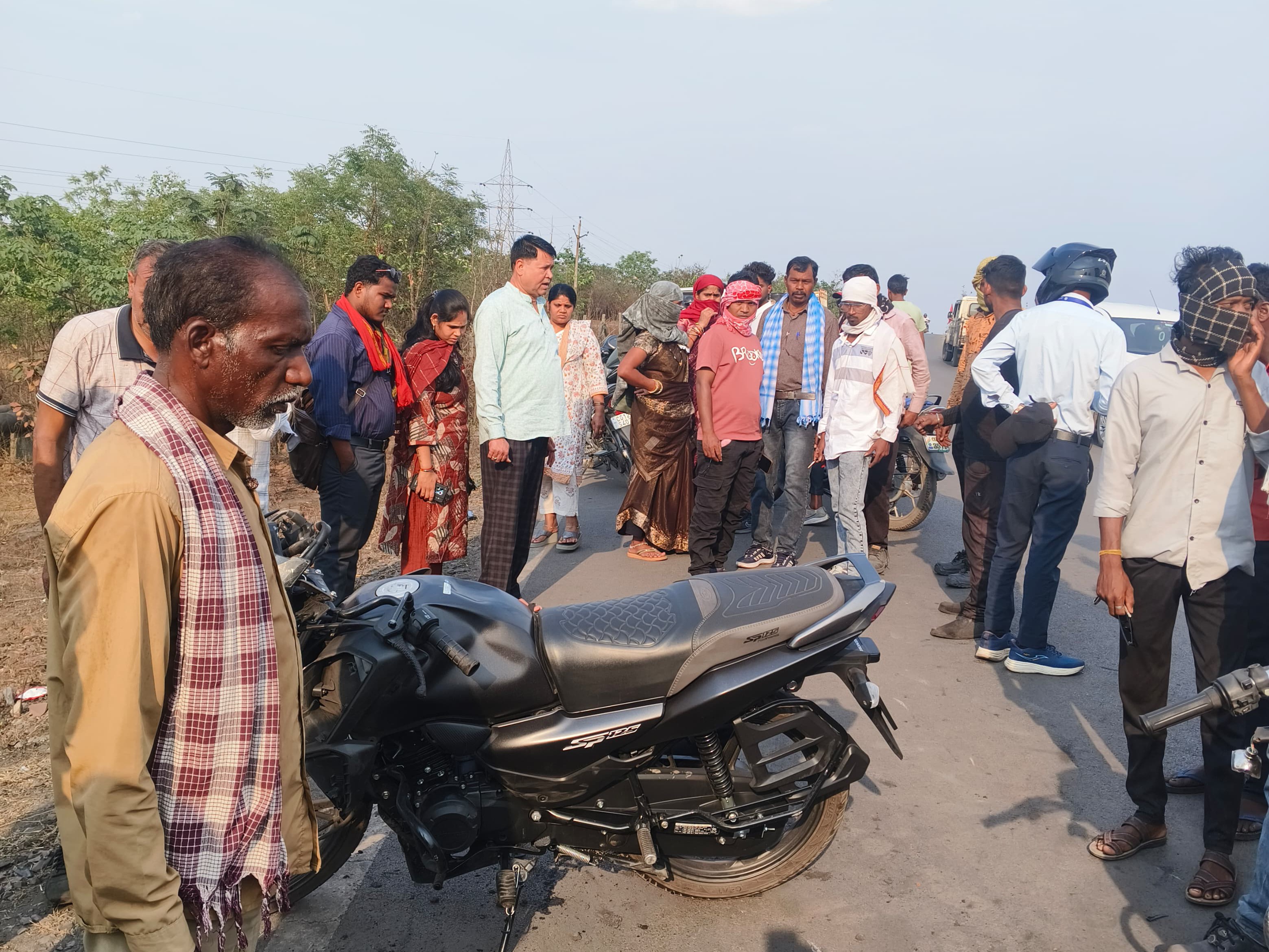 हादसे के बाद लोगों ने घायल युवक को अस्पताल पहुंचाया।
