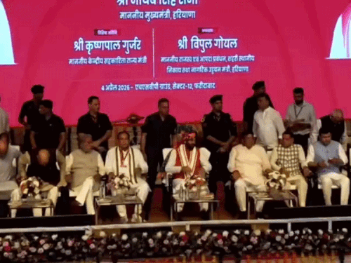 कार्यक्रम के दौरान मंच पर मौजूद सीएम, मंत्री और विधायक।