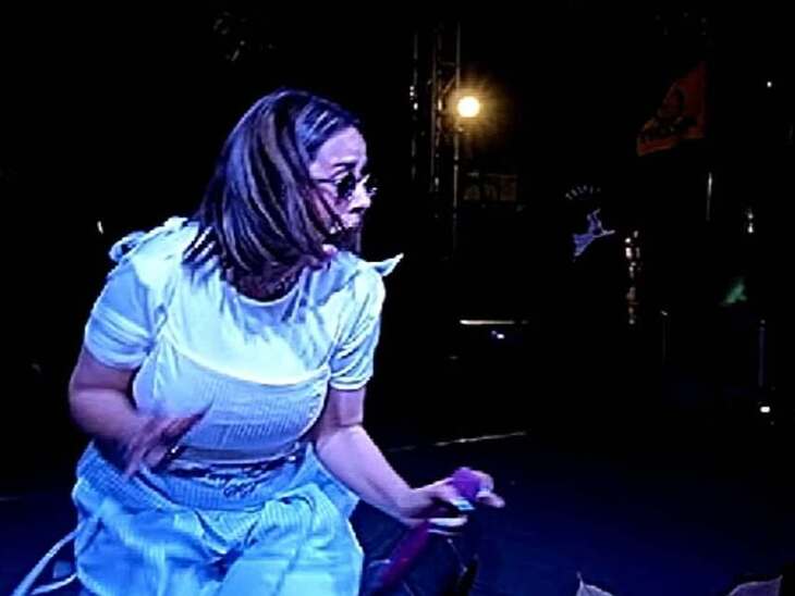 स्टेज पर आकर युवक के छूते ही सुनंदा शर्मा डर गईं।