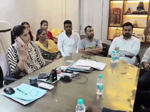 सुरेंद्र गर्ग पर हमले के मामले में पाषर्दों के साथ चर्चा करती मेयर कोमल सैनी।