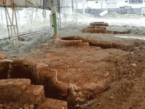 भोजनशाला में ईंट और मिट्टी से 12 भटि्टयां बनाई गई हैं। इन पर करीब 70 हलवाई भोजन तैयार करेंगे।