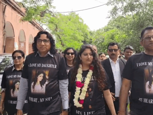 तलाक के बाद परिवार के सदस्य बेटी का हाथ पकड़कर खुशी-खुशी घर लेकर गए।