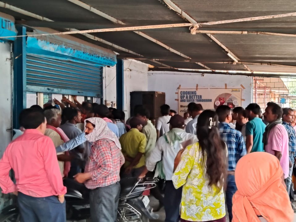 गैस एजेंसी के बहार घंटों लम्बी लाइन लगा कर खड़े हुए लोग