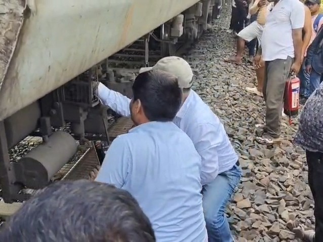 जांच पूरी होने के बाद स्थिति सामान्य पाई गई और ट्रेन को आगे के लिए रवाना कर दिया गया।