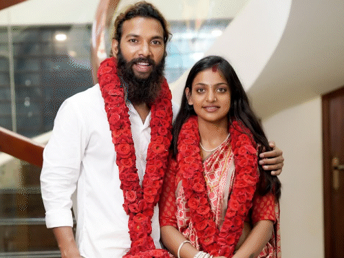 मोनालिसा और फरमान ने हिंदू रीति-रिवाज से शादी की। शादी पर विवाद होने पर मोनालिसा ने कहा कि मैंने मर्जी से शादी की है। मुझ पर किसी ने भी दबाव नहीं बनाया है।