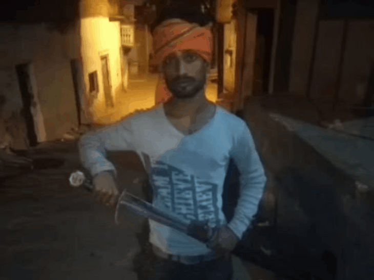 आरोपी हिंदू गेटअप में रवि ठाकुर बनकर राजपूत महिला से मिलता था। दूसरी तस्वीर में समीर ताजिए के साथ। - Dainik Bhaskar