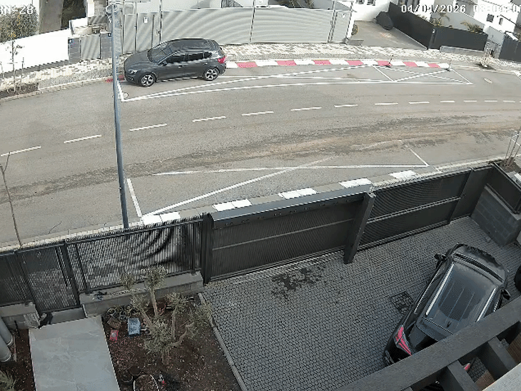 इजराइल के किरयात में शमोना में शनिवार को प्रोजेक्टाइल गिरने से धमाका हुआ।