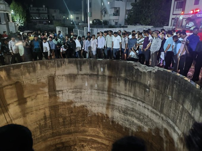 यह वही कुआं है जिसके अंदर कार गिरी थी। कुंए का बाहरी हिस्सा भी टूट गया।