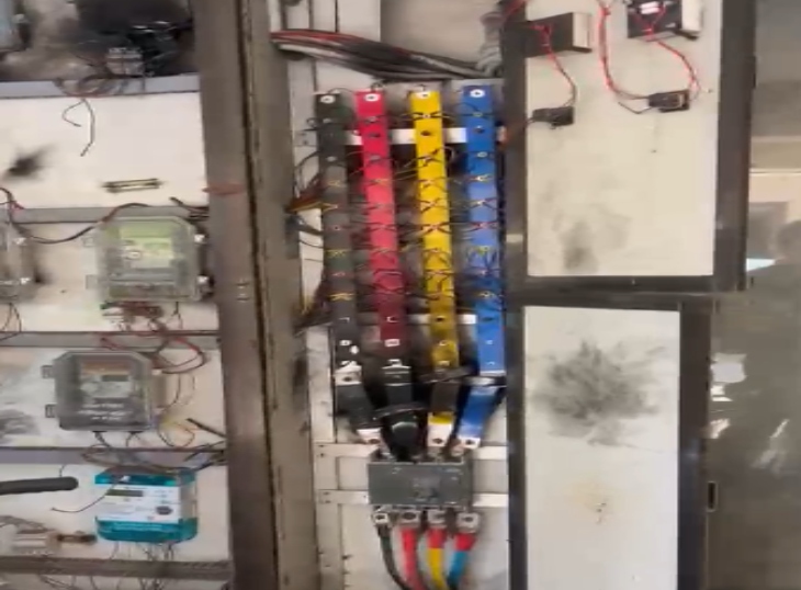 शॉर्ट-सर्किट से मीटर और वायरिंग कॉलोनी में जल गया है।