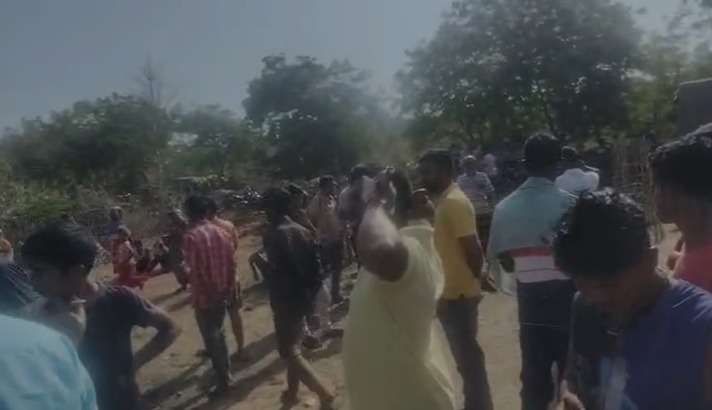 मौके पर पहुंचे जिला परिषद सदस्य चंद्रदेव गोप, मुखिया कृष्णा दुबे और पूर्व मुखिया कुमार विवेक सहित सैकड़ों ग्रामीणों ने इसे सोची-समझी हत्या करार दिया है।