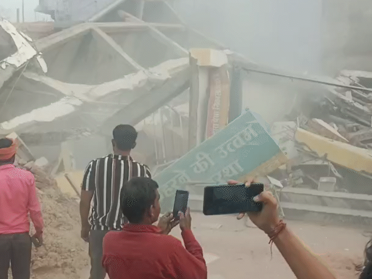 लॉज गिरने से कई दुकानों को भी नुकसान पहुंचा है।