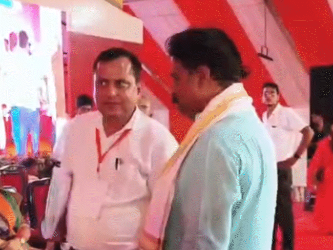 पूर्व विधानसभा अध्यक्ष और विधायक गिरीश गौतम के पूर्व निज सहायक पुष्पेंद्र गौतम।