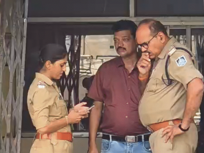 शिखा की मौत के बाद मामले की जांच करती हुई पुलिस।