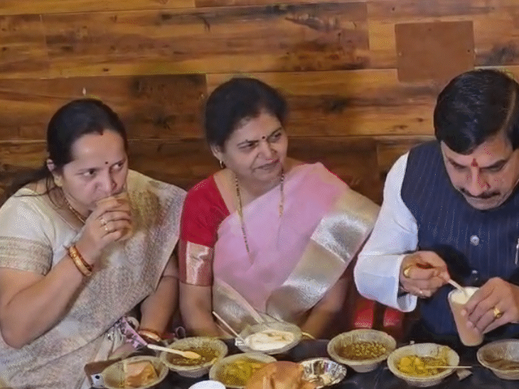 सीएम मोहन यादव ने पत्नी सीमा यादव के साथ वाराणसी में एक दुकान पर नाश्ता किया।