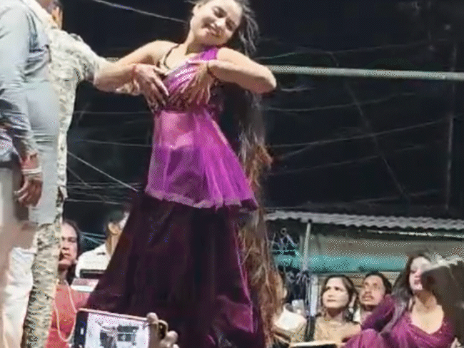 मुरैना में सरपंच ने पुलिसकर्मी पर नोट घुमाकर मंच पर डांस कर रही डांसर को दे दिए।