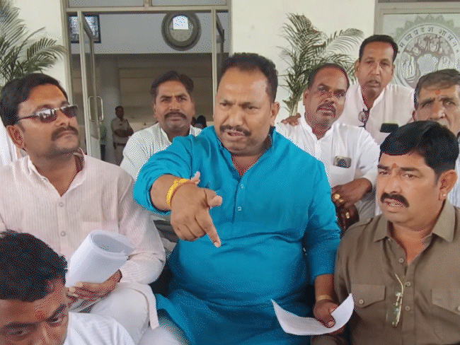 रतलाम में कलेक्टर से मिलने आए भाजपा विधायक बाहर सीढ़ियों पर ही बैठ गए।