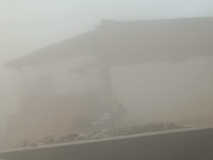 हादसे के बाद इलाके में धुआं-धुआं हो गया।