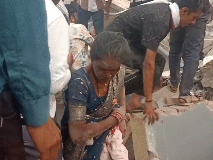 स्थानीय लोगों ने घायल महिला को बचाया।