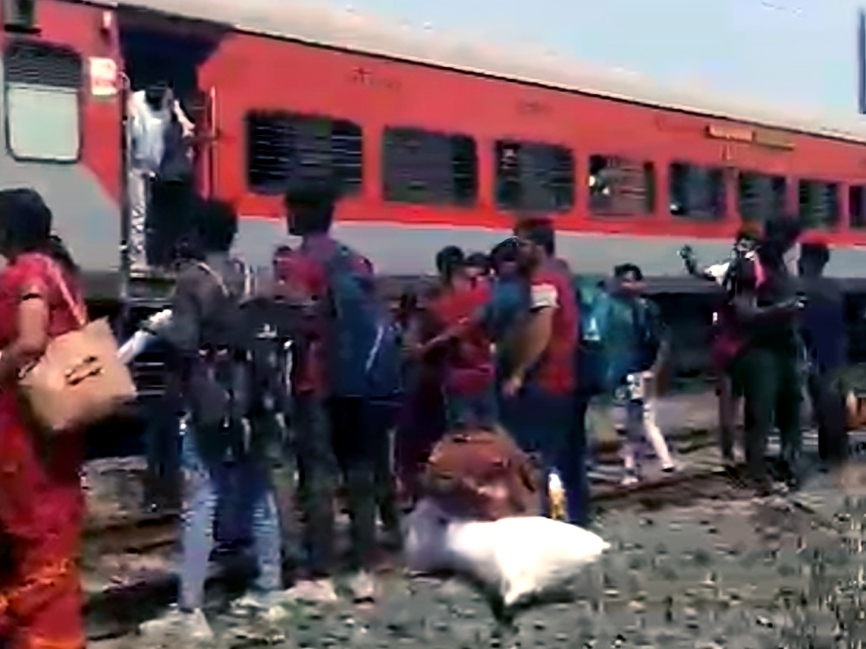 ट्रेन के रुकते ही यात्री बोगी से बाहर निकल गए।