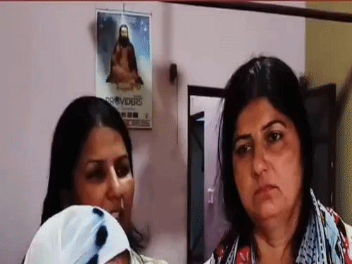 बेटे की मौत के बाद बेसुध मां।