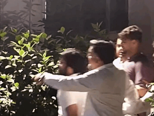 युवक को पकड़कर ले जाती गाजियाबाद पुलिस।