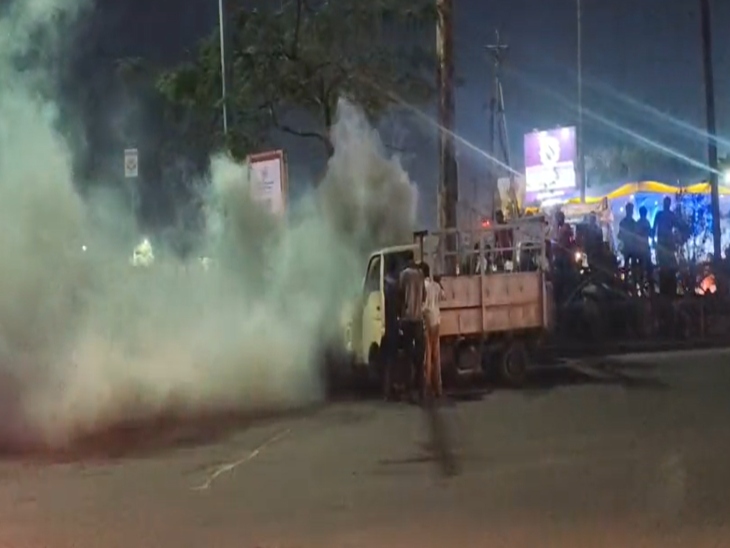 3 अप्रैल 2026 को रिंग रोड-2 पर चलती टाटा एस में अचानक आग लग गई थी।