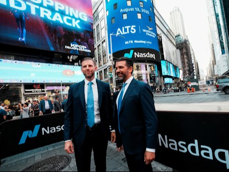 एरिक ट्रम्प (बाएं) और डोनाल्ड ट्रम्प जूनियर (दाएं) अपनी क्रिप्टोकरेंसी कंपनी के शेयर बाजार में लिस्टिंग के मौके पर। यह तस्वीर सितंबर 2025 की है। - Dainik Bhaskar