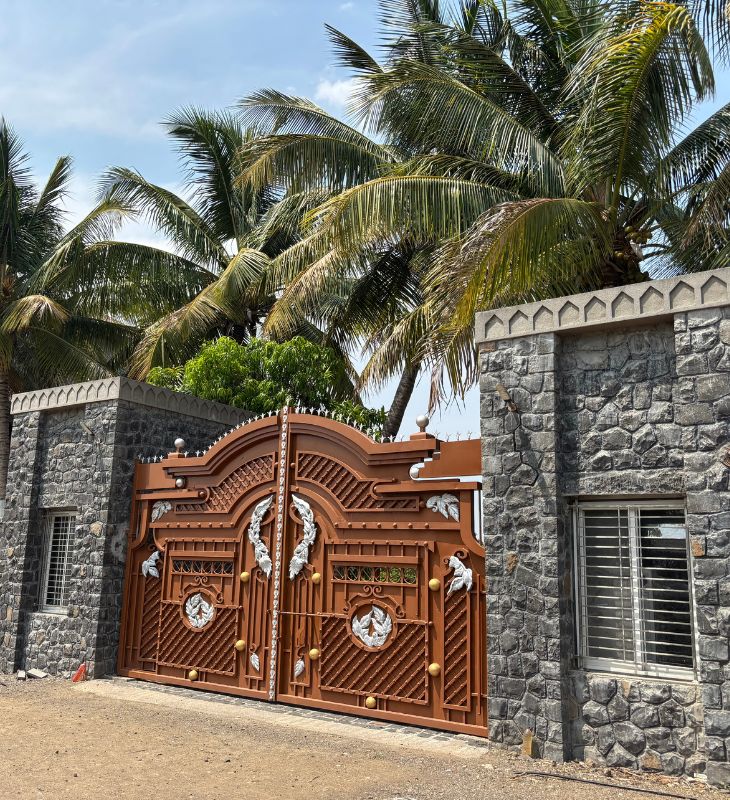 खरात ने मंदिर में आने वाले दान और फंडिंग से मीरगांव में 16 एकड़ में आलीशान फार्महाउस बनवाया। इस पर 18 करोड़ रुपए खर्च हुए। अब इसका गेट बंद ही रहता है।