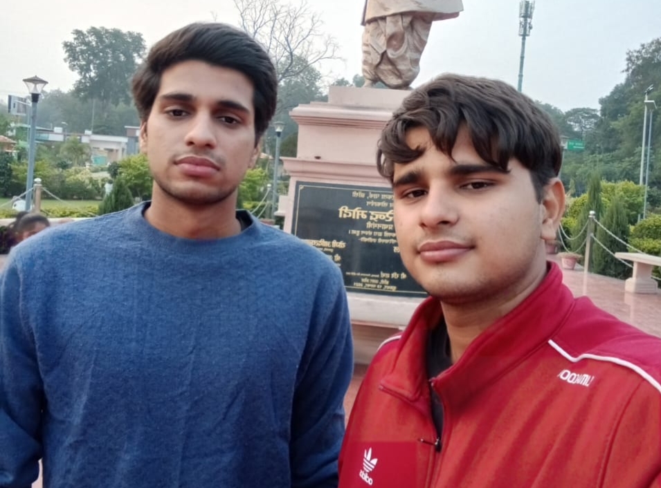 सागर राणा 24 नवंबर 2024 को टूरिस्ट वीजा पर भारत से फ्रांस गया था। नीली ड्रेस में सागर अपने छोटे भाई कमल के साथ। (फाइल फोटो)