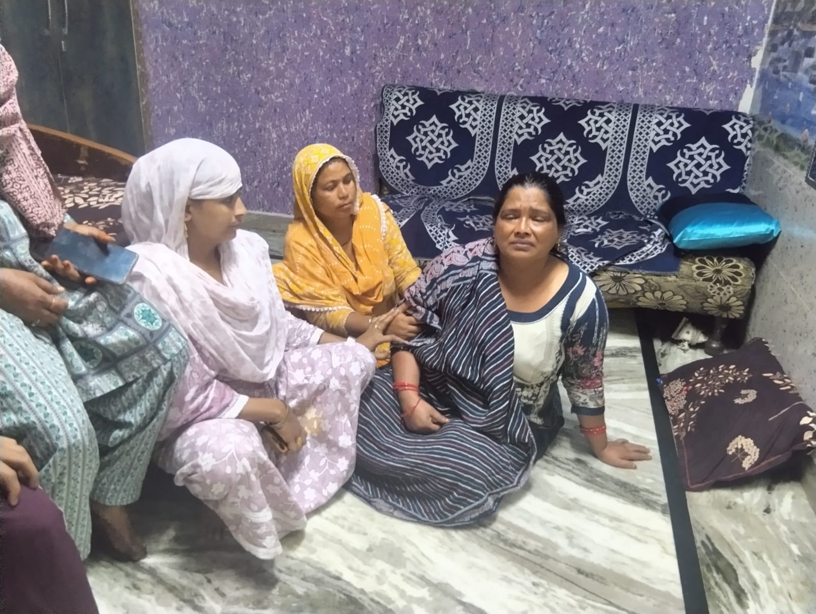 अजहर की मौत की खबर सुन पत्नी बेसुध हो गई, परिवार की महिलाओं ने उन्हें संभाला।