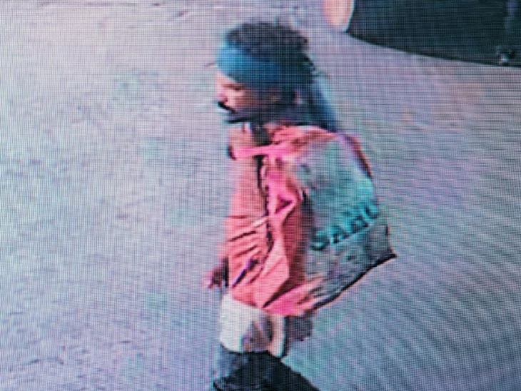सीसीटीवी में कैद हुआ संदिग्ध।