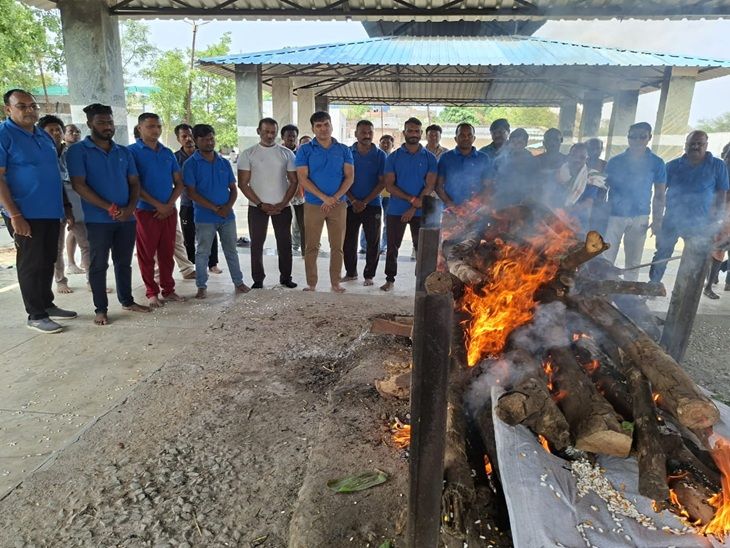 अनोखी सोच संस्था ने शनिवार को गंगापुर मुक्तिधाम में महिला के शव का अंतिम संस्कार कराया।
