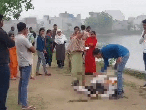 घटनास्थल पर शव की जांच करते हुए एफएसएल एक्सपर्ट।