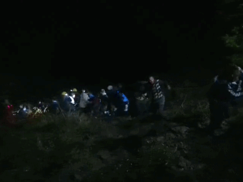 अंधेरे में चल रहा रेस्क्यू ऑपरेशन