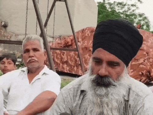 घटना की जानकारी देते हुए युवक का रिश्तेदार सरपंच।