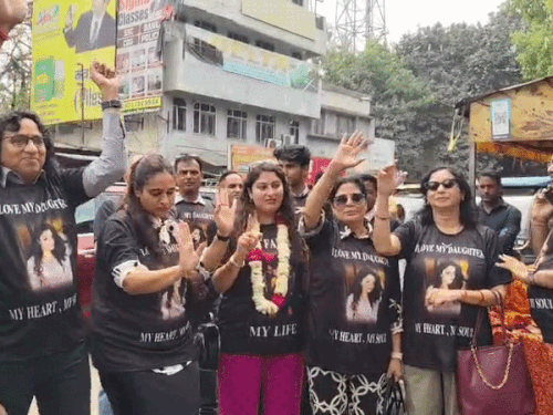 तलाक के बाद बेटी की घर वापसी पर परिवार के लोग ढोल की थाप पर नाचते दिखे।