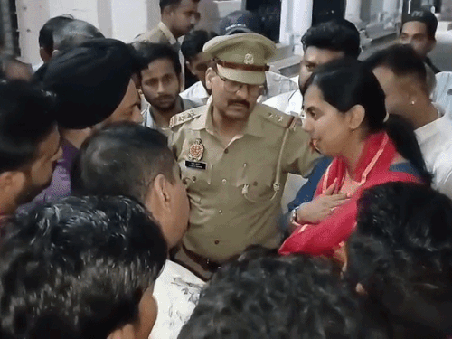अपर नगर आयुक्त लवी त्रिपाठी ने मौके पर पहुंचकर लोगों से बात की और धरना समाप्त कराया।