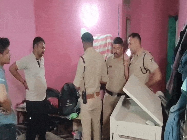 घटना के बाद जांच करती पुलिस की टीम।