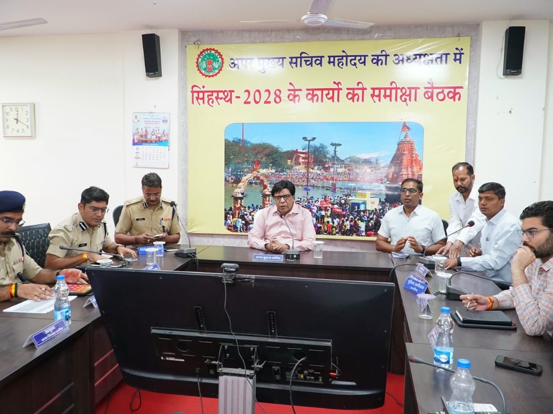 अपर मुख्य सचिव डॉ. राजेश राजौरा ने रविवार को प्रशासनिक संकुल में समीक्षा बैठक की।