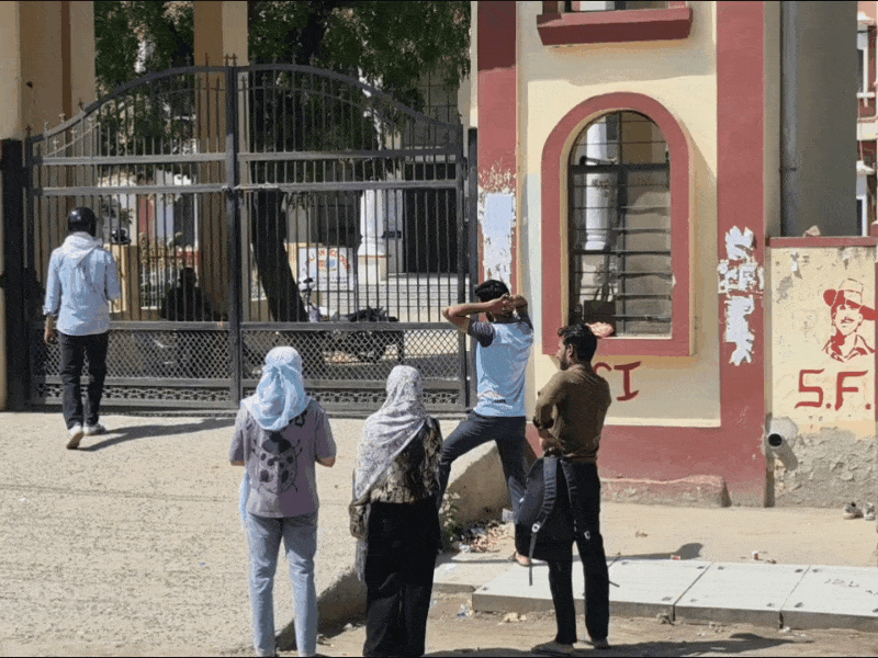 मुरारका कॉलेज के आगे 5 से 6 स्टूडेंट गार्ड से अंदर जाने की गुहार लगा रहे थे लेकिन उन्हें दाखिला नहीं दिया गया