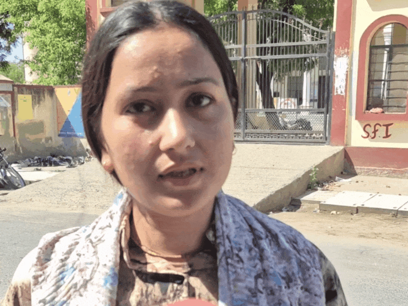 परीक्षा देने आए निधि और संपत ने आपबीती बताइए कि कैसे वह सिर्फ 10-15 मिनट लेट हुए और उन्हें अंदर जाने की इजाजत नहीं मिली