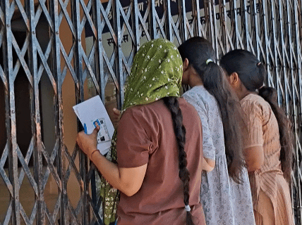 सीकर के एसके स्कूल में एंट्री के लिए रिक्वेस्ट करती महिला अभ्यर्थी